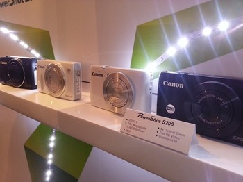 Diawali dari PowerShot S200 yang mengandalkan lensa 24-120 mm yang memiliki kemampuan Zoom 5x dan ditopang oleh sensor CCD 10,1 MP serta prosesor DIGIC 5.