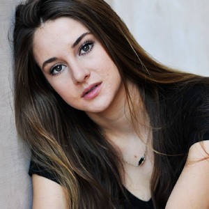 Terkena Skoliosis, Shailene Woodley 2 Tahun Gunakan Penahan Pinggul