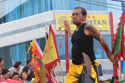 Tusuk Pipi di Singkawang, Jangan Lihat Kalau Takut!