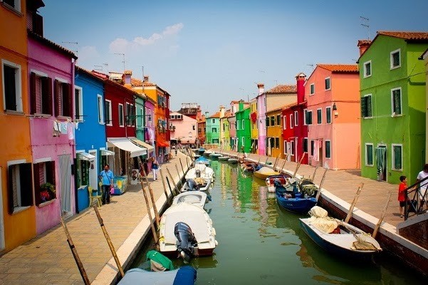 Wow! Ada Pulau Berwarna-warni di Venesia