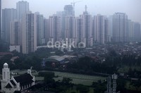     Kabut menghiasi langit Jakarta.