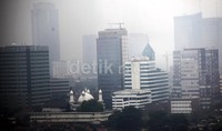     Kabut ini hampir menyelimuti seluruh wilayah Jakarta.