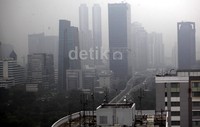     Kabut putih itu menutupi gedung-gedung pencakar langit yang berada di kawasan Jakarta.