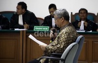 Akil Mochtar menuding adanya penyimpangan proses penyidikan perkara dugaan penerimaan hadiah atau janji terkait penanganan sengketa Pilkada. Akil merasa disudutkan dengan didakwakan 6 dakwaan jaksa dan pernyataan pimpinan KPK dan pengamat. Lamhot Aritonang/detikFoto.