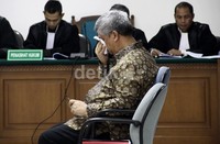 Akil didakwa menerima duit suap Rp 57,78 miliar plus USD 500 ribu dan total pencucian uang Rp 161 miliar. Dia didakwa menerima hadiah atau janji dalam penanganan 15 sengketa Pilkada. Lamhot Aritonang/detikFoto.