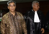 Akil meninggalkan ruang pengadilan. Lamhot Aritonang/detikFoto.