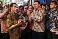 Keduanya terlihat kompak mengenakan batik warna cokelat.