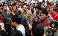 Sejumlah warga mengabadikan kekompakan Joko Widodo (Jokowi) dan Basuki Tjahaja Purnama (Ahok).