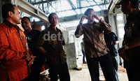Joko Widodo (Jokowi) dan Basuki Tjahaja Purnama (Ahok) meninjau pembangunan Kampung Deret.