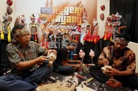 Pergelaran Wayang Masuk Mal meliputi pameran wayang dari berbagai daerah, pertunjukan wayang oleh sejumlah dalang, talkshow, workshop melukis wayang kulit, dan workshop membatik.