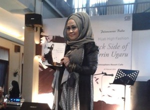 Errin Ugaru, Desainer Hijab yang Tampilkan Busana Serba Hitam