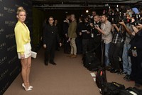 Kate Hudson sukses mencuri perhatian para fotografer saat tiba di lokasi acara. Jason Merritt/Getty Images for BVLGARI/AFP.