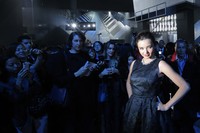 Tiba di lokasi acara, Miranda Kerr eksis diburu para penggemarnya. REUTERS/Stephane Mahe.