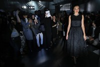 Model berusia 30 tahun itu tampil elegan mengenakan gaun lace hitam dipadu dengan kalung berlian mewah yang berkesan glamour. REUTERS/Stephane Mahe.