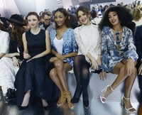 Duduk di barisan depan, Miranda Kerr ditemani oleh Jourdan Dunn, Jessica Alba, dan Solange Knowles. Vittorio Zunino Celotto/Getty Images.