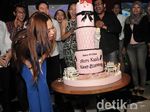 Mengintip si Seksi Aura Kasih Rayakan Ultah ke-27