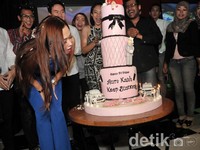 Aura meniup lilin di kue ulang tahunnya yang bertingkat berwarna pink dengan tulisan 'Happy birthday Aura Kasih, keep stunning'. Noel/detikHOT.