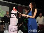 Mengintip si Seksi Aura Kasih Rayakan Ultah ke-27