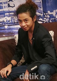 Saya keluar bukan mau solo karir. Gue malah mau jadi pemain bola, ujarnya.