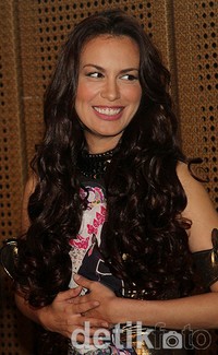 Dengan gaya rambut barunya itu, Sophia nampak berbeda. Gus Mun/detikHOT.