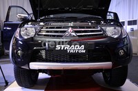 Bagian luarnya menggunakan grille horizontal, lampu depan dan lampu kabur besar berikut emblem VGT di buritan sebagai pembeda pikap pendatang baru.