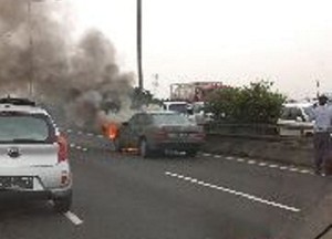 Mercy Terbakar di Tol Wiyoto Wiyono, Macet 6 Km