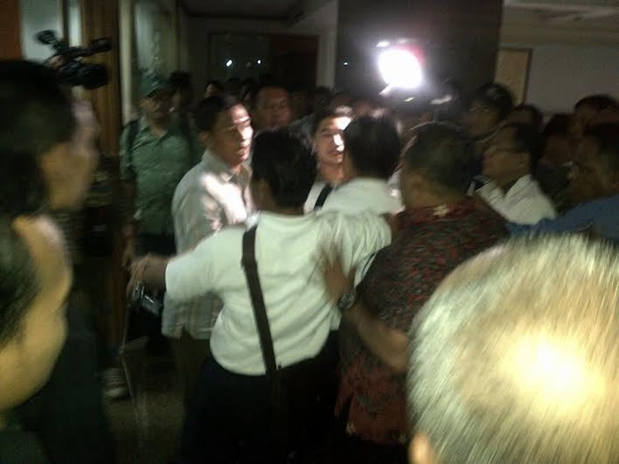 Kantor Merpati Rusuh, Seorang Pegawai Kena Bogem Mentah