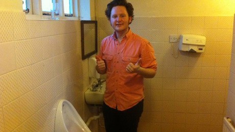 Penyanyi Cafe Ini, Manggung di Toilet