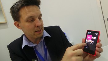 Sebenarnya ada tiga cara mudah untuk menginstal aplikasi Android di keluarga Nokia X. Pertama, bisa lewat Nokia Store, kedua lewat Android Store pihak ketiga, dan terakhirnya bisa sideloaded dengan cara menyimpan APK ke kartu memori, jelasnya.