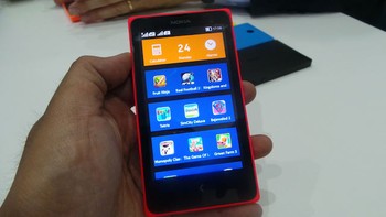     Cara terakhir ialah dengan cara men-download langsung lewat PC atau laptop, kemudian file APK-nya disimpan di kartu memori eksternal. File APK itu bisa langsung diinstal dan dijalankan dari ponsel Nokia X family.     