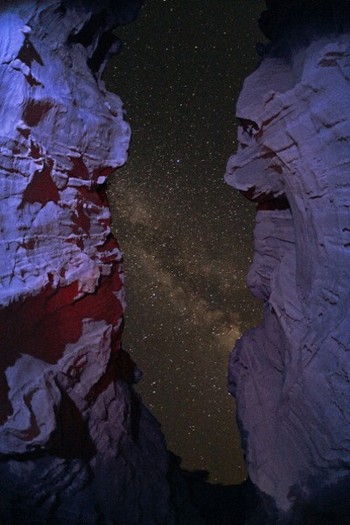     Bima Sakti muncul di kegelapan malam pulau Qeshm di Teluk Persia. (istimewa/getty images/detikcom)