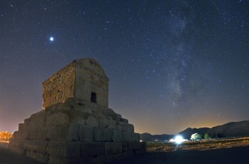     Bima Sakti dan planet Jupiter yang bersinar terang terlihat di selatan Iran. (istimewa/getty images/detikcom)