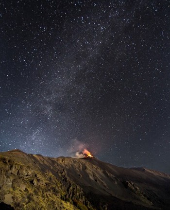     Letusan gunung berapi Etna di Italia dengan latar belakang keindahan Bima Sakti. (istimewa/getty images/detikcom)