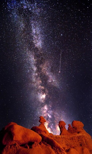     Bintang jatuh dan galaksi Bima Sakti yang terlihat di Green River, Utah. (istimewa/getty images/detikcom)