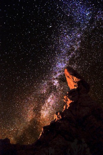     Taman nasional Arches National Park di Utah dengan latar belakang Bima Sakti. (istimewa/getty images/detikcom)