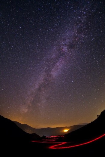     Galaksi Bima Sakti terlihat dari Iran. Tiga bintang yang tampak di tengah sering disebut Summer Triangle. (istimewa/getty images/detikcom)