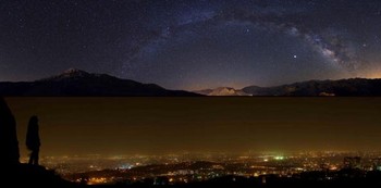     Pemandangan menakjubkan Bima Sakti ketika dilihat dari gunung Alborz di Iran. (istimewa/getty images/detikcom)