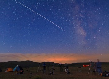     Beberapa astronomer amatir sedang melihat bintang Bima Sakti. (istimewa/getty images/detikcom)     