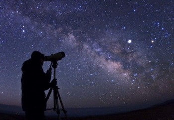     Pemandangan spektakuler konstelasi bintang Scorpius di Bima Sakti. (istimewa/getty images/detikcom)