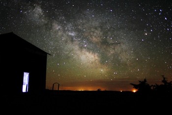     Sebuah rumah yang terabaikan dengan latar belakang galaksi Bima Sakti di Dakota Selatan, Amerika Serikat. (istimewa/getty images/detikcom)