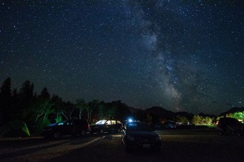     Galaksi Bima Sakti terlihat dari taman nasional di Montana, Amerika Serikat. (istimewa/getty images/detikcom)