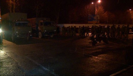 Cari Tentara Ukraina, 50 Pria Bersenjata Serbu Bandara Crimea