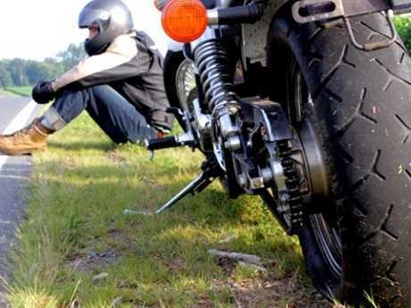 Parkir Sembarangan, Polisi Tusuk Ban Motor