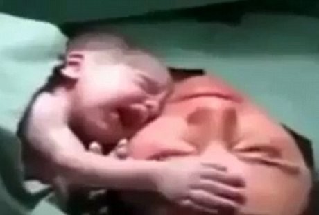 Gemas! Video Bayi Baru Lahir yang Tak Mau Lepas Menyentuh Wajah Ibunya
