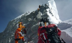 Gunung Everest Dijaga Polisi... Untuk Cegah Tawuran