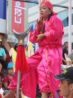 Perempuan Tionghoa Cantik & Sakti di Cap Go Meh Singkawang