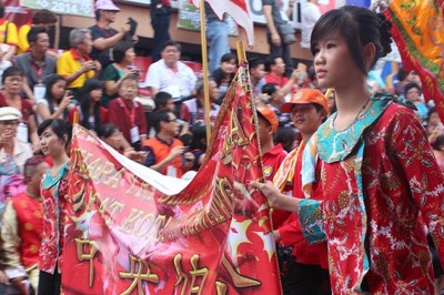 Perempuan Tionghoa Cantik & Sakti di Cap Go Meh Singkawang