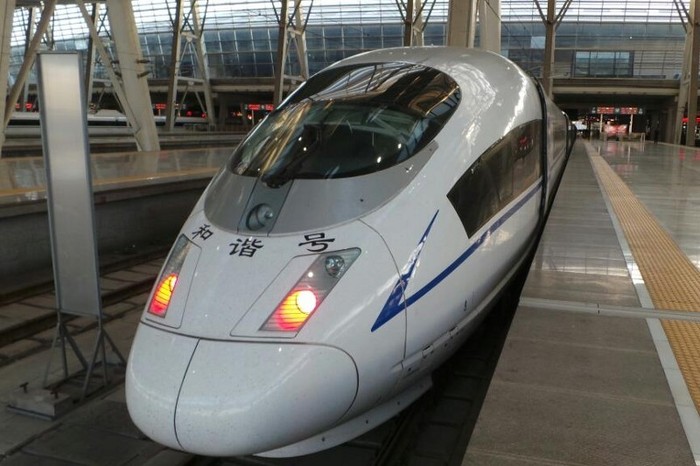 Melesat 300 Km/Jam dengan Kereta Super Cepat di China