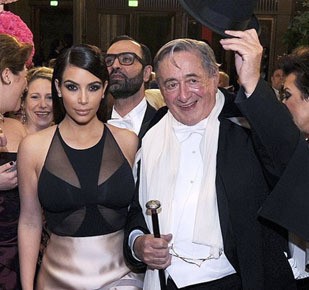 Foto: Wajah Bete Kim Kardashian Saat Dibayar Rp 5,8 M untuk Kencan