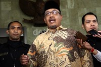 Azwar Abubakar meninggalkan gedung KPK seusai menjalani pemeriksaan selama 6 jam. Lamhot Aritonang/detikFoto.